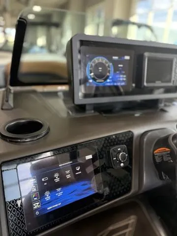 Slide: The Image of Bennington 24MFB Luxe Tri-Toon Pontoon 2025 - 23