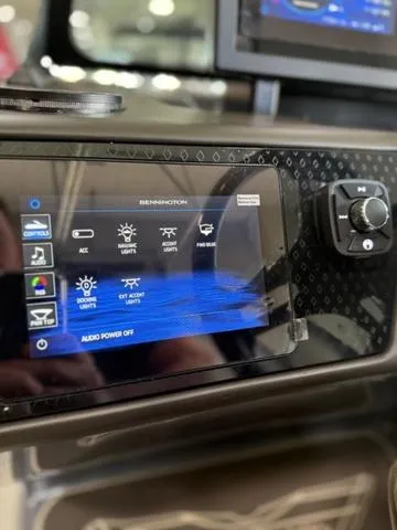 Slide: The Image of Bennington 24MFB Luxe Tri-Toon Pontoon 2025 - 28