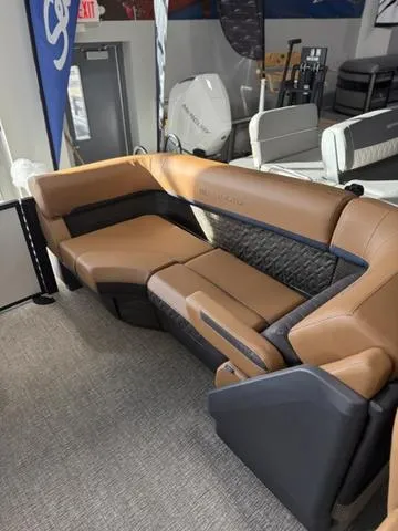 Slide: The Image of Bennington 24MFB Luxe Tri-Toon Pontoon 2025 - 33