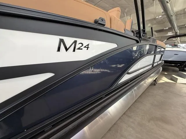 Slide: The Image of Bennington 24MFB Luxe Tri-Toon Pontoon 2025 - 39