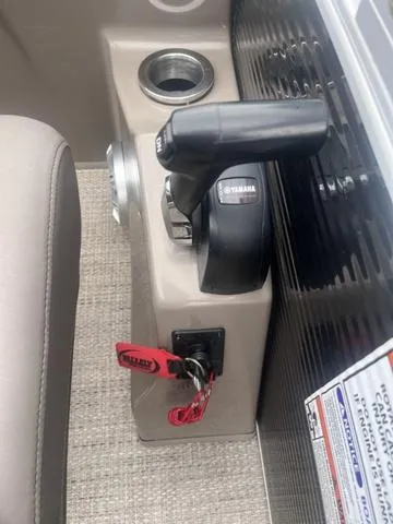 Slide: The Image of 2019 Bennington 23 SSBXP boat throttle control with Yamaha handle and key ignition. - 28