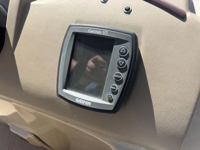 Slide: The Image of Garmin 95 device on 2010 Bennington 2250RCW Pontoon dashboard. - 25