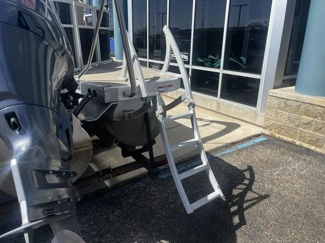 Slide: The Image of Bennington 22 SLX 2016 - 10