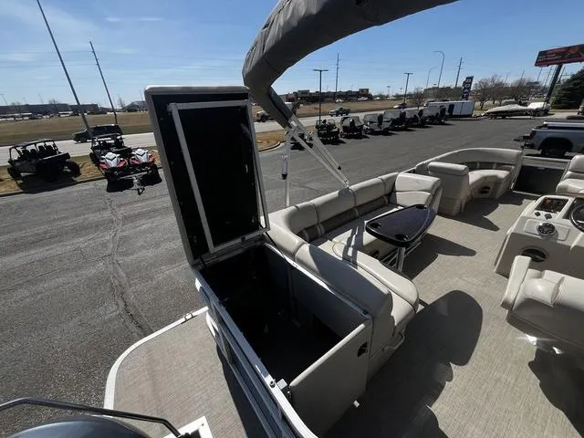 Slide: The Image of Bennington 22 SLX 2016 - 12