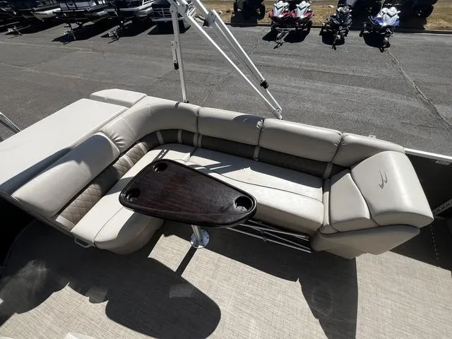 Slide: The Image of Bennington 22 SLX 2016 - 13