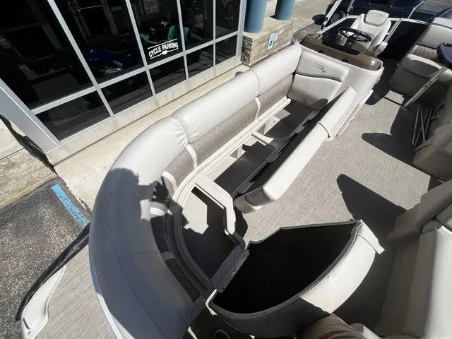 Slide: The Image of Bennington 22 SLX 2016 - 17