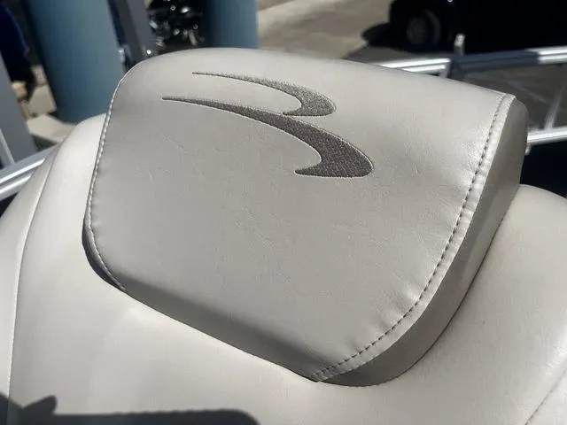 Slide: The Image of Bennington 22 SLX 2016 - 23