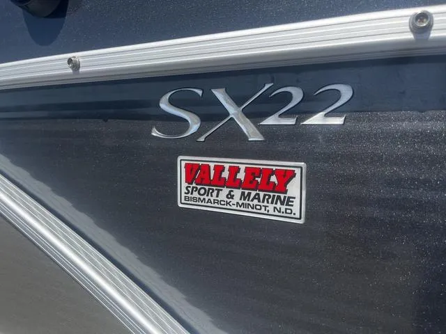 Slide: The Image of Bennington 22 SLX 2016 - 5