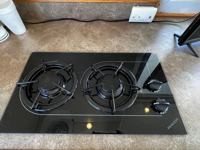 Slide: The Image of Two-burner gas stove on Bayliner 3488 Command Bridge Motoryacht, 2001 model. - 29