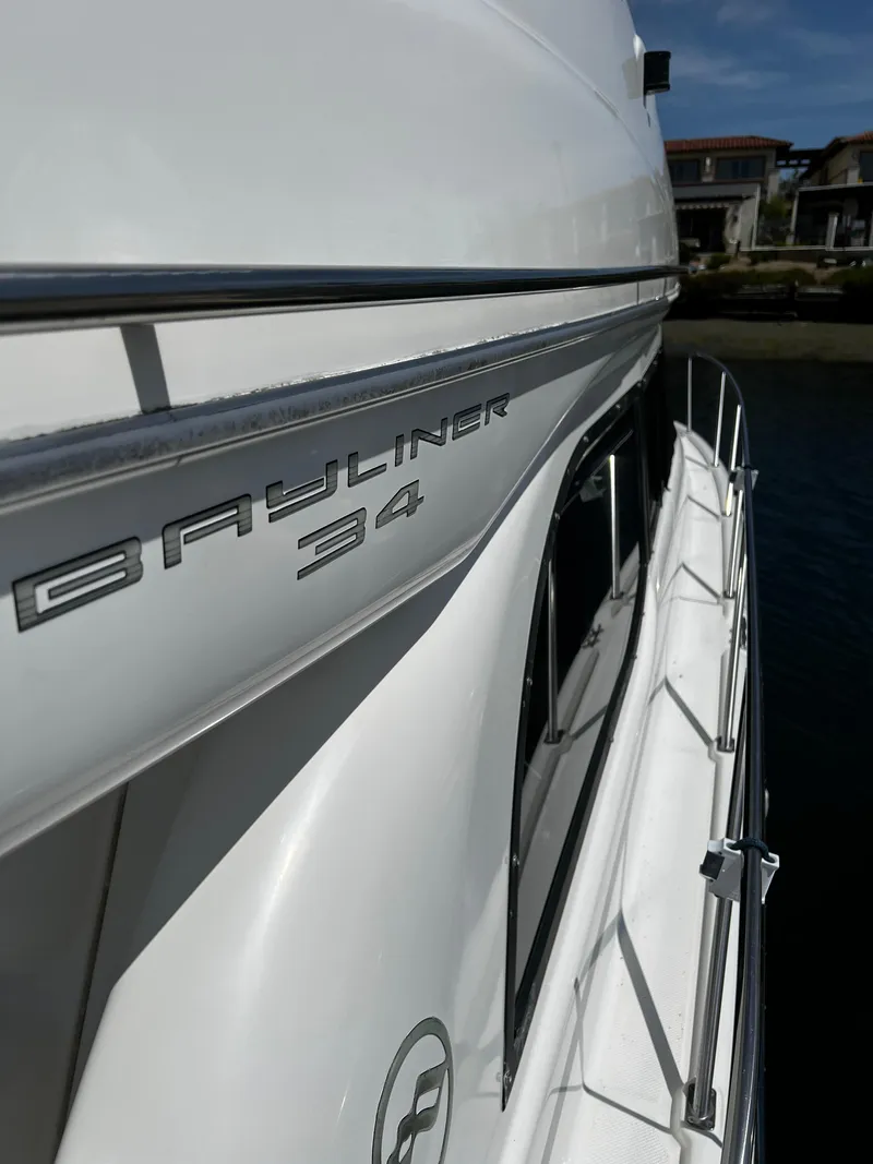 Slide: The Image of Bayliner 3488 Command Bridge Motoryacht 2001 - 57