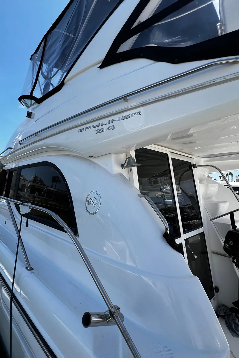 Slide: The Image of Bayliner 3488 Command Bridge Motoryacht 2001 - 63