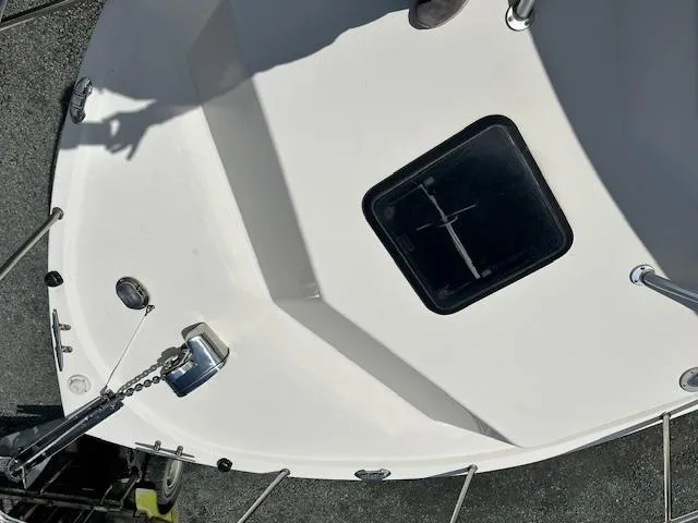 Slide: The Image of Top view of a 2001 Parker 2510DVWA boat deck with hatch and anchor. - 13