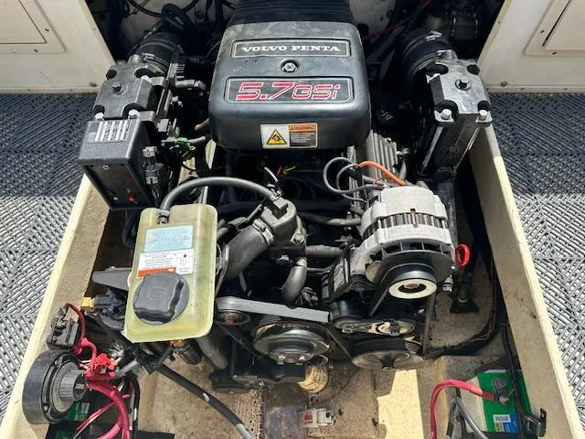 Slide: The Image of Volvo Penta 5.7GSi engine in a 2001 Parker 2510DVWA boat. - 19