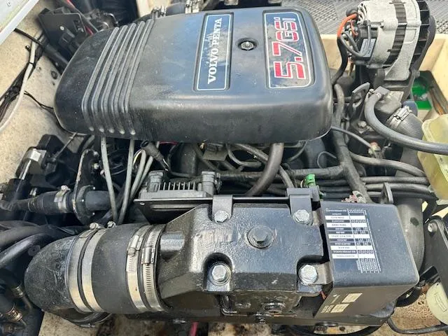 Slide: The Image of Volvo Penta 5.7 GSi engine in a 2001 Parker 2510DVWA boat. - 21