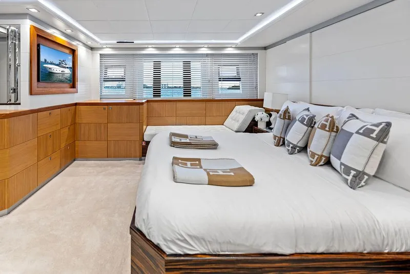 Slide: The Image of Astondoa 72 GLX 2013 - 50