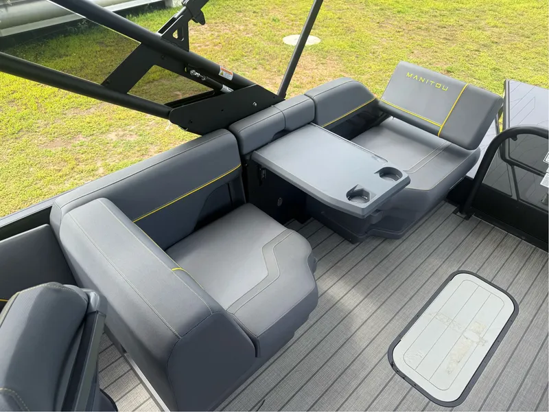 Slide: The Image of Manitou EXPLORE 24 STEALTH 2025 - 7