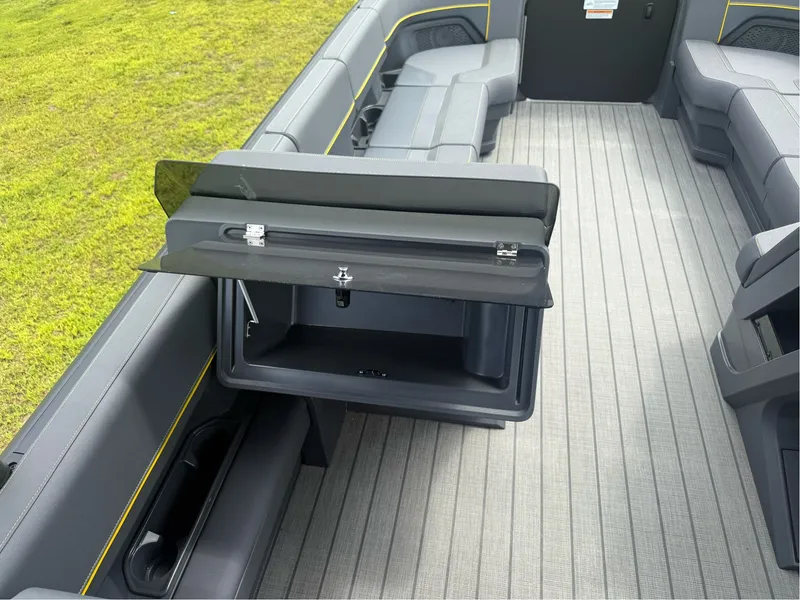 Slide: The Image of Manitou EXPLORE 24 STEALTH 2025 - 8