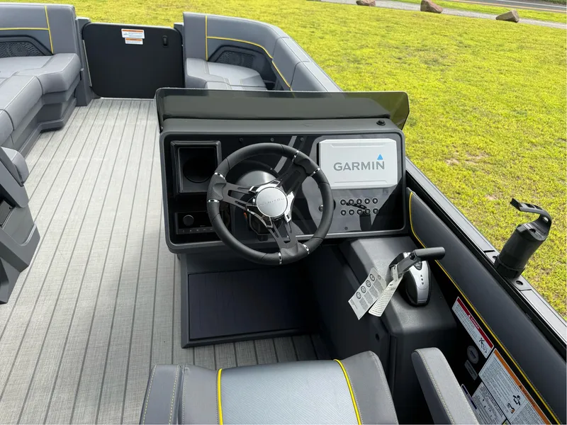 Slide: The Image of Manitou EXPLORE 24 STEALTH 2025 - 9