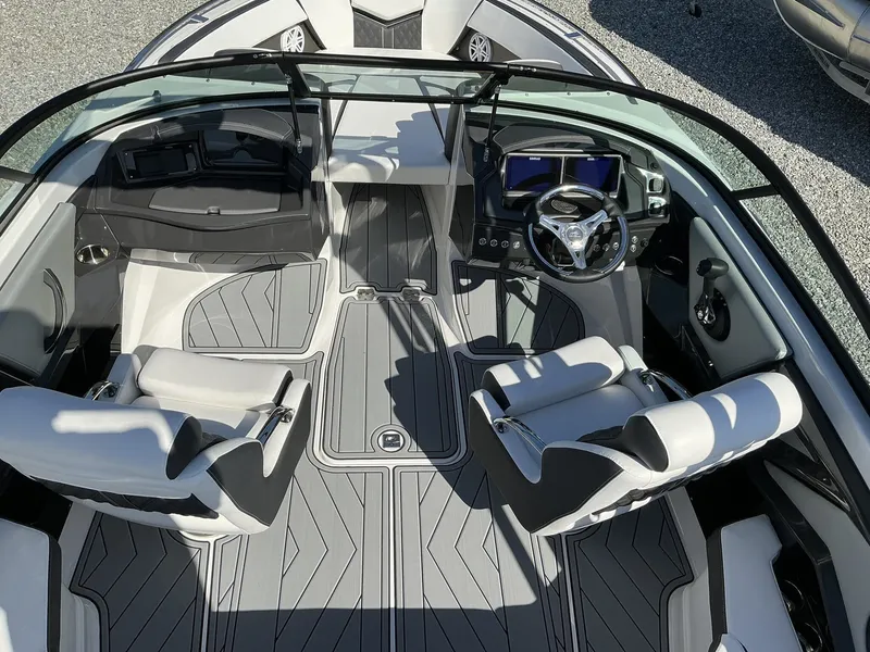 Slide: The Image of Monterey 215SS Super Sport 2025 - 10