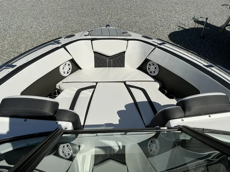 Slide: The Image of Monterey 215SS Super Sport 2025 - 11