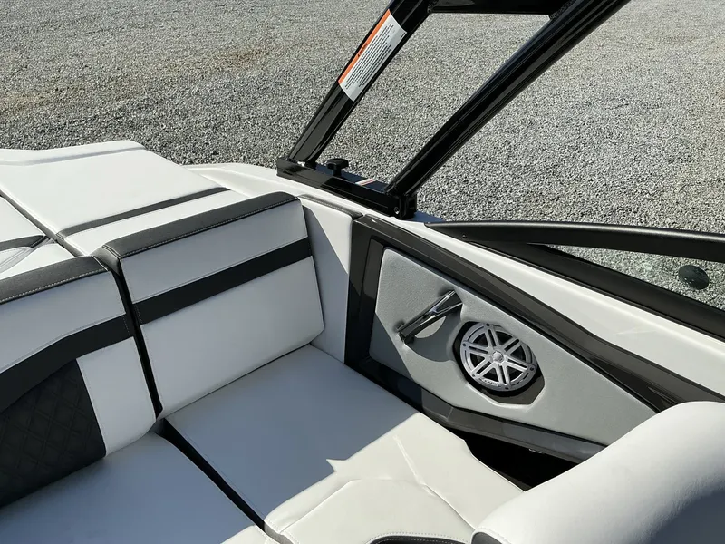 Slide: The Image of Monterey 215SS Super Sport 2025 - 7