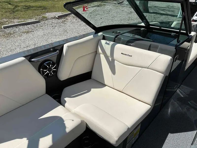Slide: The Image of MasterCraft NXT24 2021 - 8