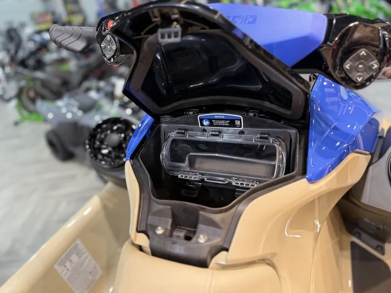 Slide: The Image of Sea-Doo Wake 170 2025 - 13