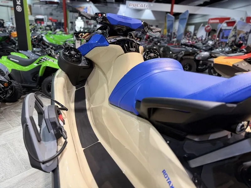 Slide: The Image of Sea-Doo Wake 170 2025 - 9