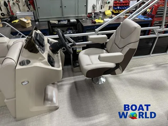 Slide: The Image of 2025 Tahoe Sport 2185 boat interior with steering console and comfortable captain's chair. - 11