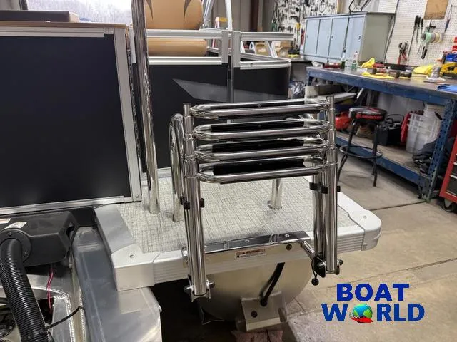 Slide: The Image of 2025 Tahoe Sport 2385 Tritoon with Honda 4-Stroke EFI, featuring rear fish ladder. - 42