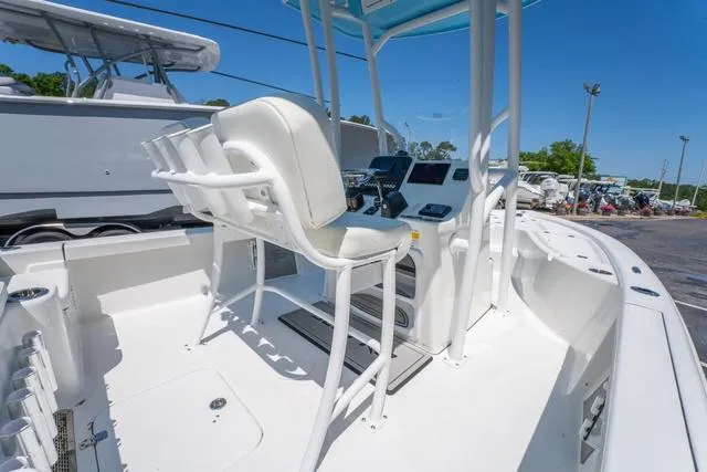 Slide: The Image of Sea Pro 210DLX 2025 - 11