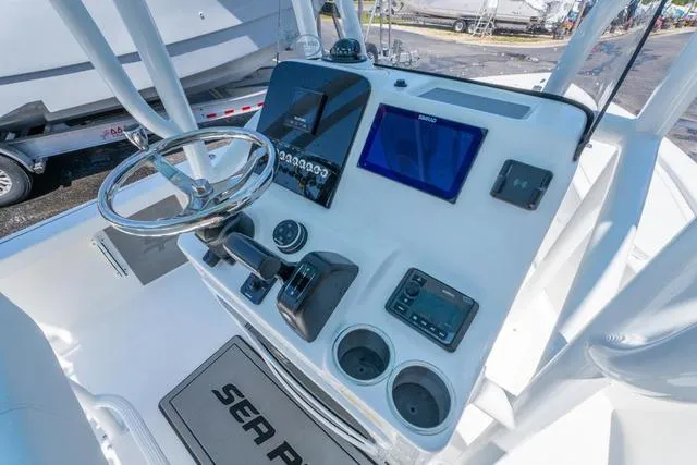 Slide: The Image of Sea Pro 210DLX 2025 - 20