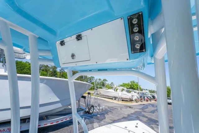 Slide: The Image of Sea Pro 210DLX 2025 - 22