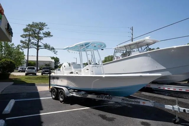 Slide: The Image of Sea Pro 210DLX 2025 - 24