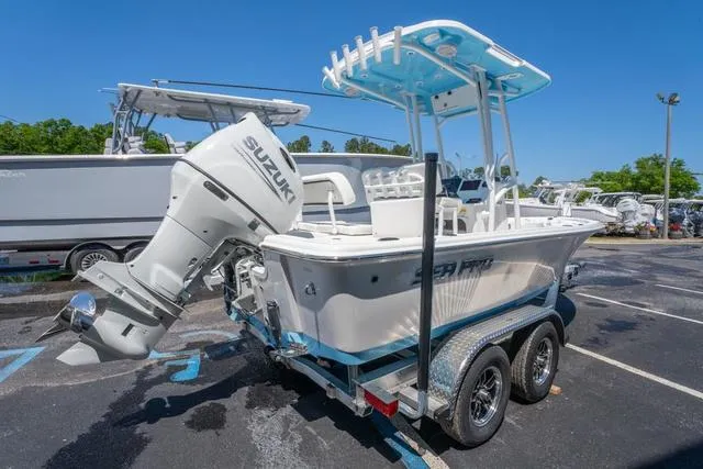 Slide: The Image of Sea Pro 210DLX 2025 - 5