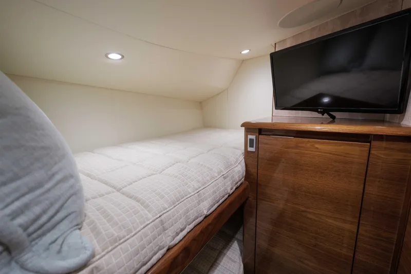 Slide: The Image of Viking 54 Salty Dog - Forward Stateroom - 45