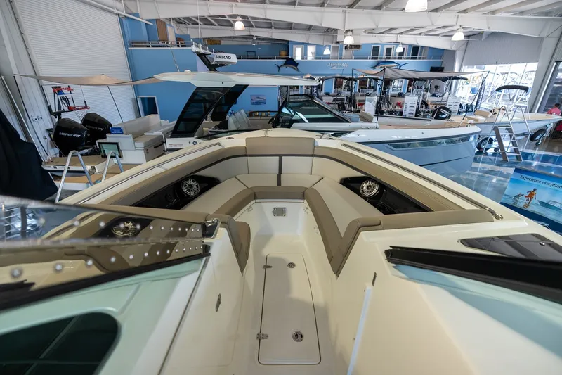 Slide: The Image of Boston Whaler 330 Vantage 2026 - 16
