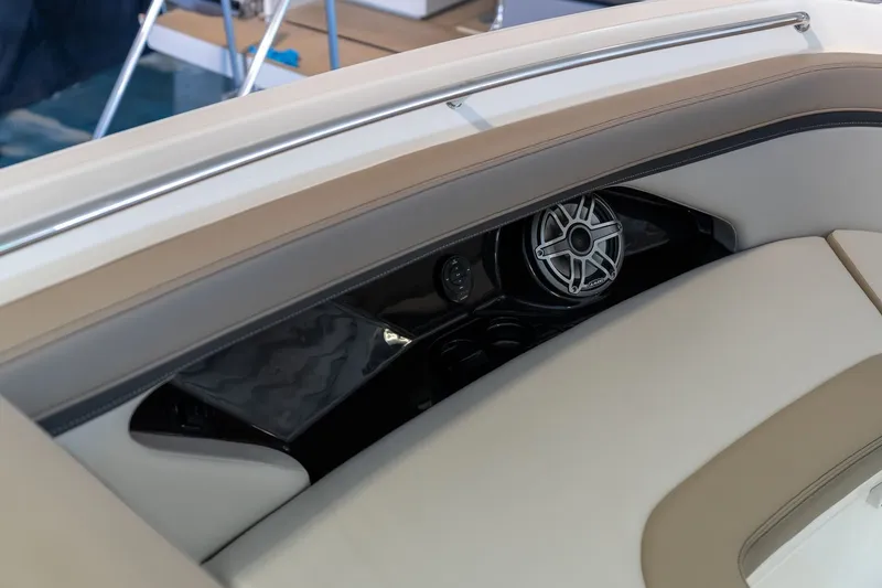 Slide: The Image of Boston Whaler 330 Vantage 2026 - 18