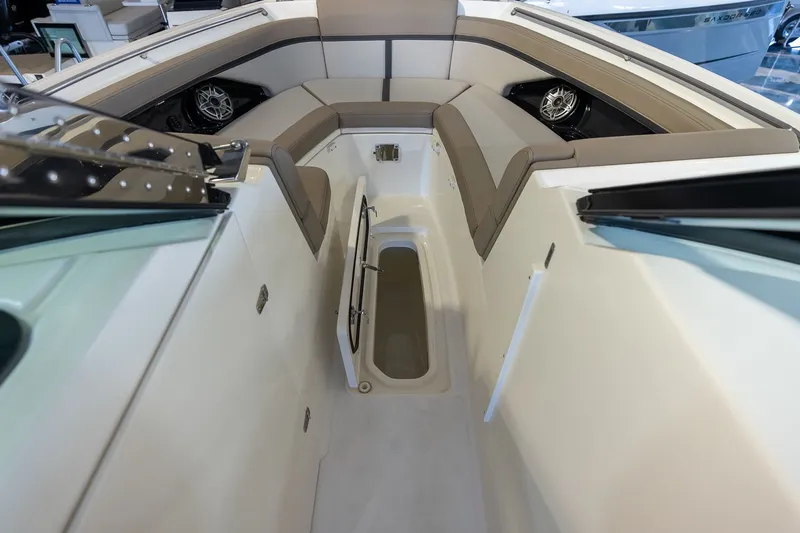 Slide: The Image of Boston Whaler 330 Vantage 2026 - 21