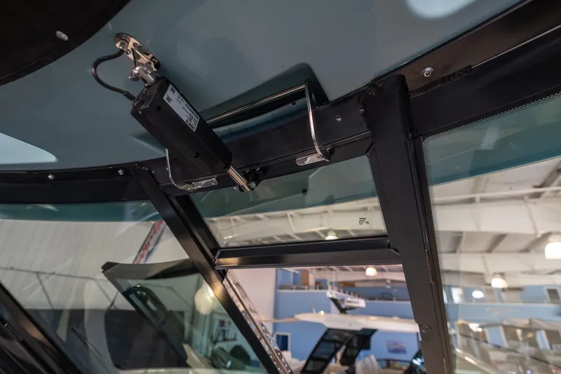 Slide: The Image of Boston Whaler 330 Vantage 2026 - 23