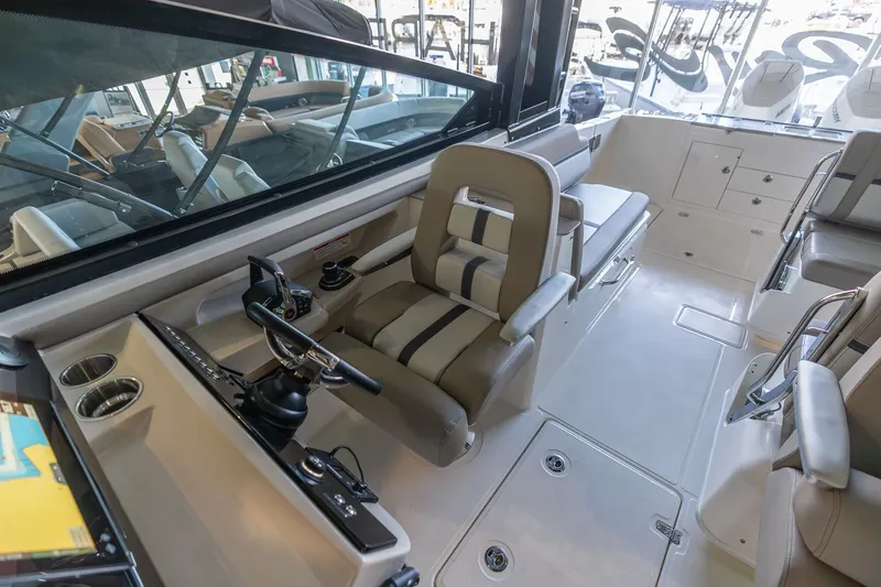 Slide: The Image of Boston Whaler 330 Vantage 2026 - 44