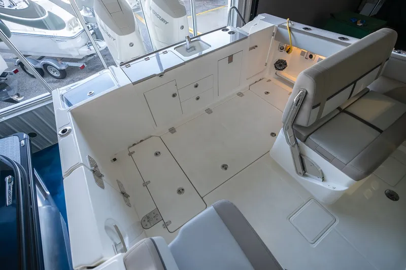 Slide: The Image of Boston Whaler 330 Vantage 2026 - 59