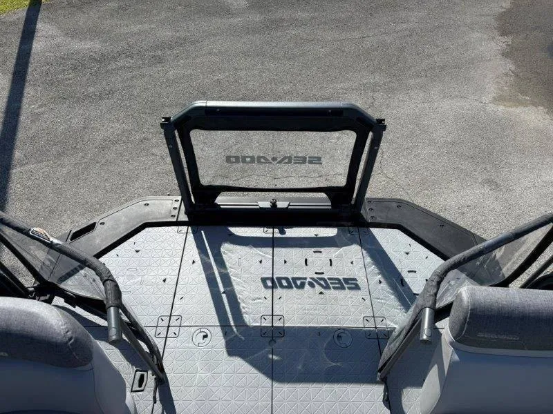 Slide: The Image of Sea-Doo SWITCH COMPACT 130HP 2024 - 53