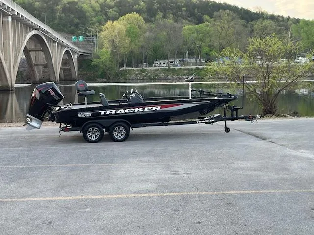 Slide: The Image of Tracker Savage 215 2025 - 100