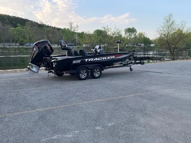 Slide: The Image of Tracker Savage 215 2025 - 104