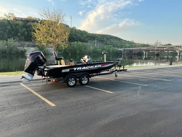 Slide: The Image of Tracker Savage 215 2025 - 91