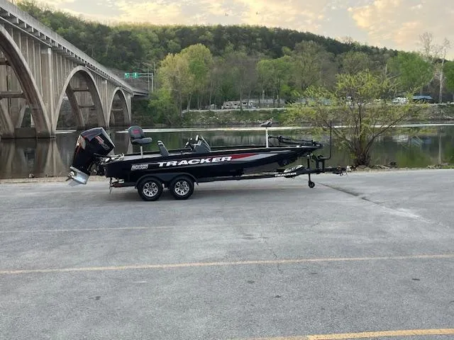 Slide: The Image of Tracker Savage 215 2025 - 93