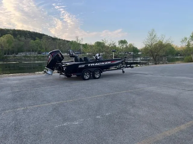 Slide: The Image of Tracker Savage 215 2025 - 97