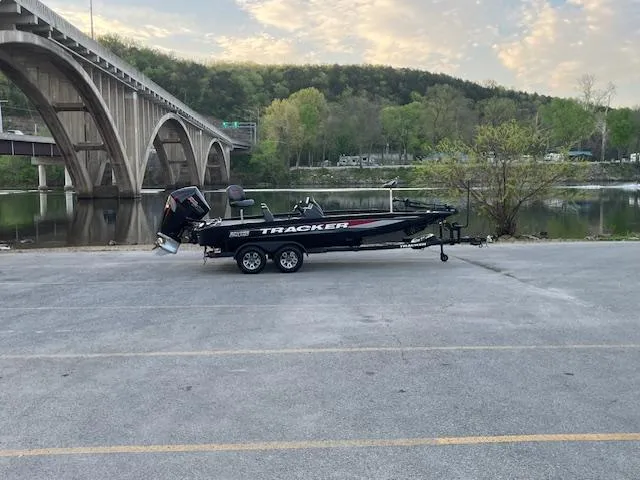 Slide: The Image of Tracker Savage 215 2025 - 99