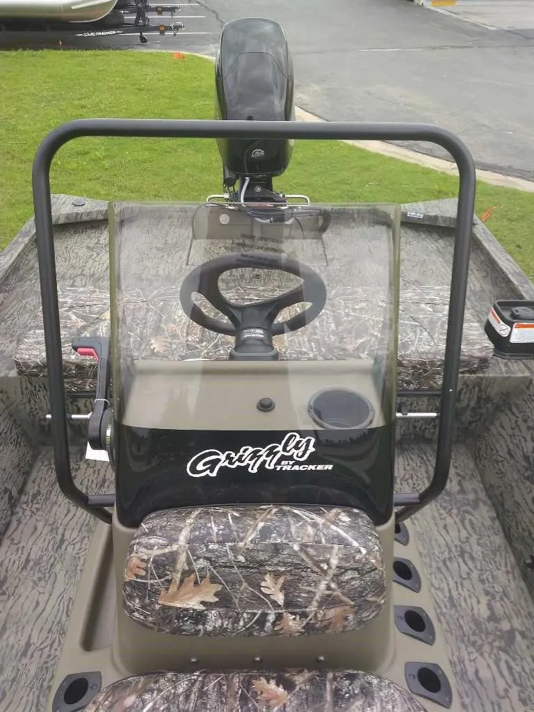 Slide: The Image of Tracker Grizzly 1860 CC 2025 - 62